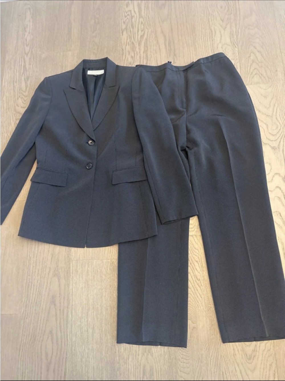 Tahari Navy Two-Piece Women's Pantsuit size 10